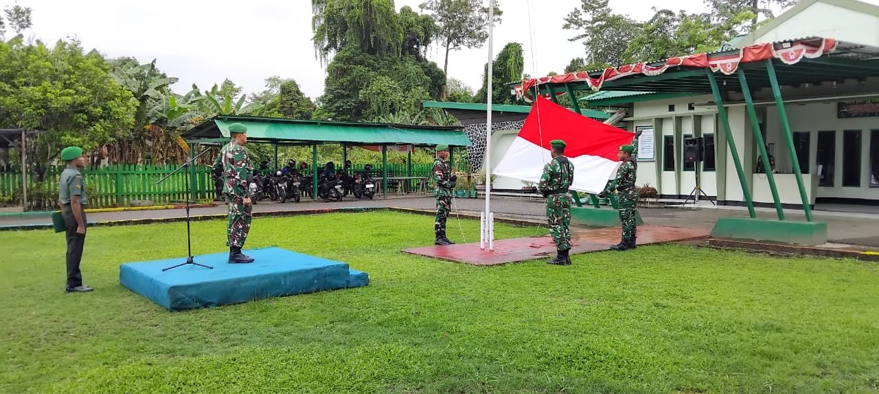 Kodim 1806/Teluk Bintuni melaksanakan upacara bendera dalam rangka memperingati Hari Sumpah Pemuda ke-97 