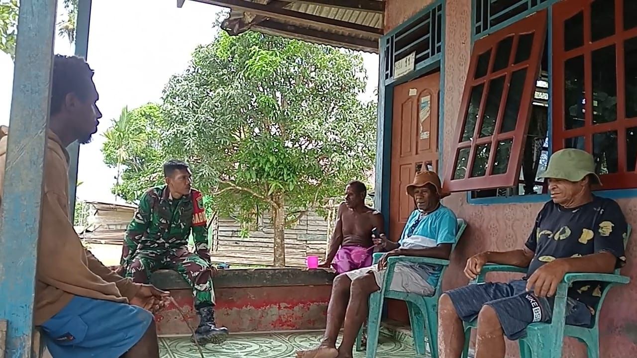 Pererat Silaturahmi, Babinsa Salawati Komsos Dengan Warga Binaan.