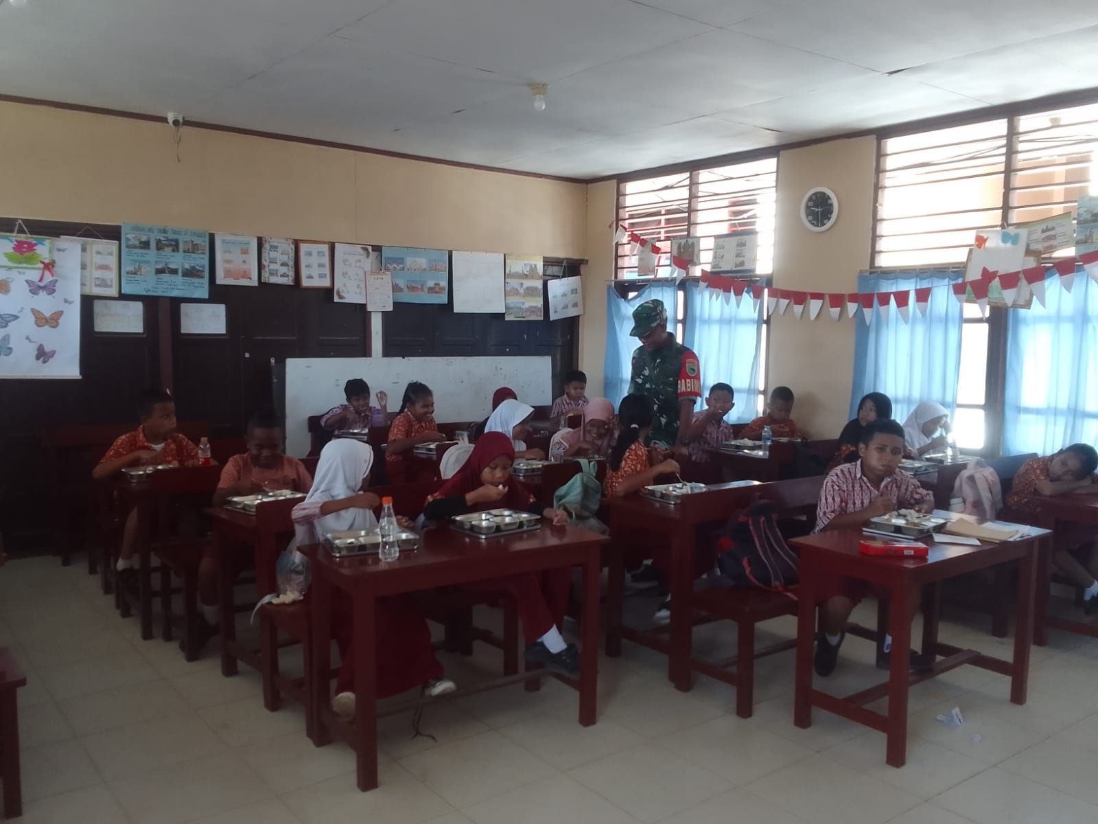 Siswa Terima Asupan Sehat, Babinsa Kodim 1802/Sorong Kawal Pendistribusian MBG.