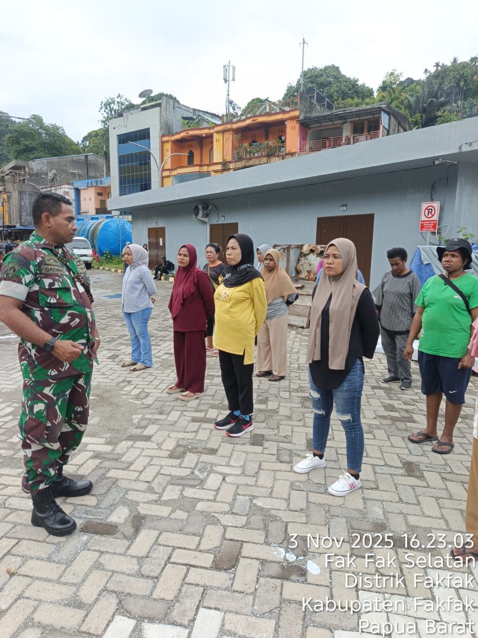 Sambut HUT Ke-115 Kabupaten Fakfak, Babinsa Latih Baris Berbaris Kepada Mama Pasar Thumburuni 