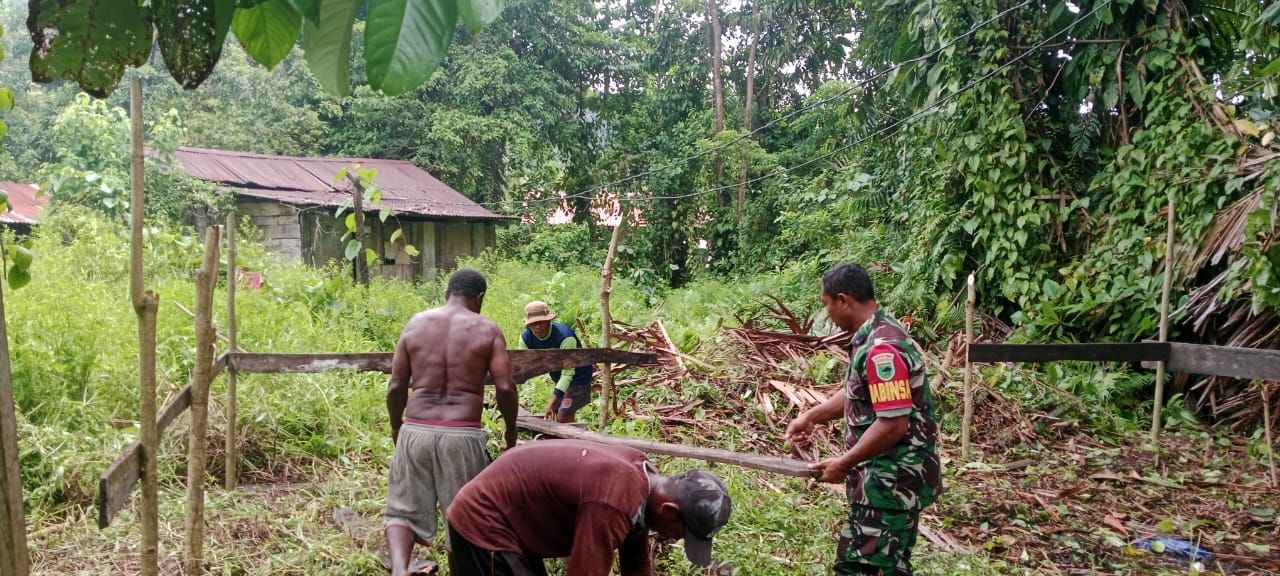 Sinergi TNI Bersama Rakyat, Babinsa Kodim 1804/Kaimana Bantu Bangun Rumah Warga Binaan