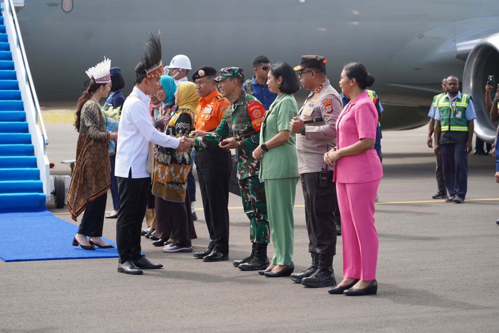 Kunker Wapres ke Tanah Papua Barat ( Manokwari ) menegaskan arahan Presiden Prabowo untuk percepatan Pembangunan Papua.