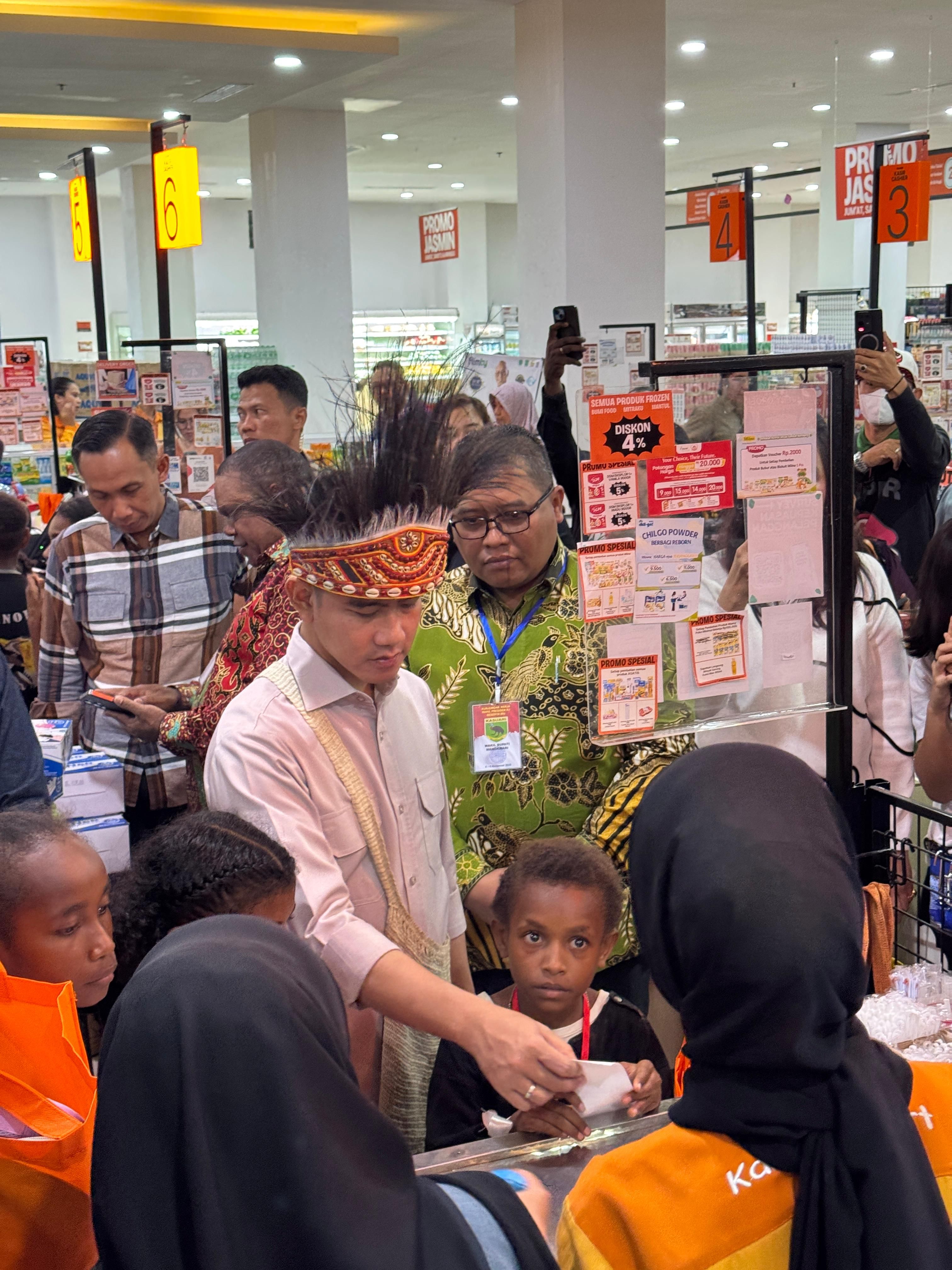 Berbagi Kebahagian, Wapres Ajak Anak Yatim di Manokwari Belanja Kebutuhan Sekolah