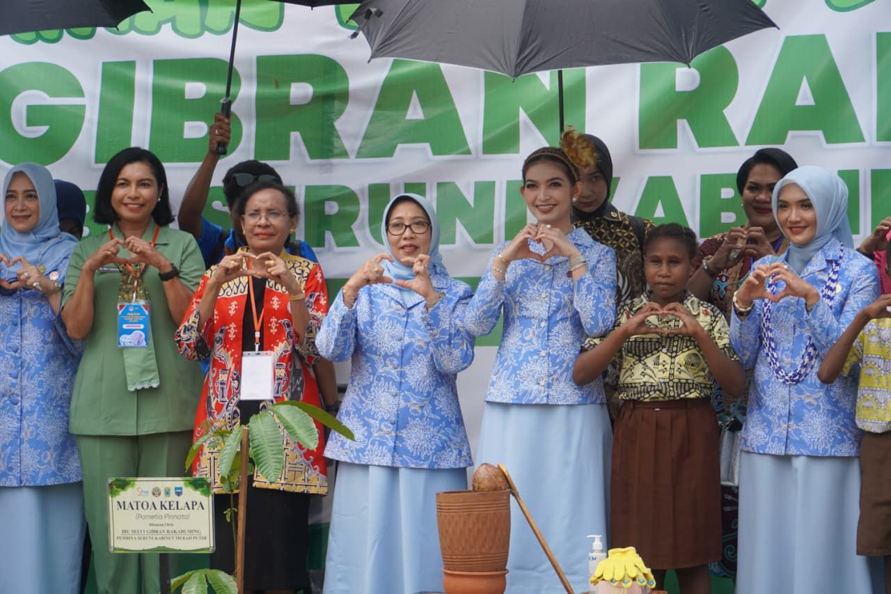Rangkaian Kunjungan Kerja Ibu Selvi Ananda di Manokwari   Drag