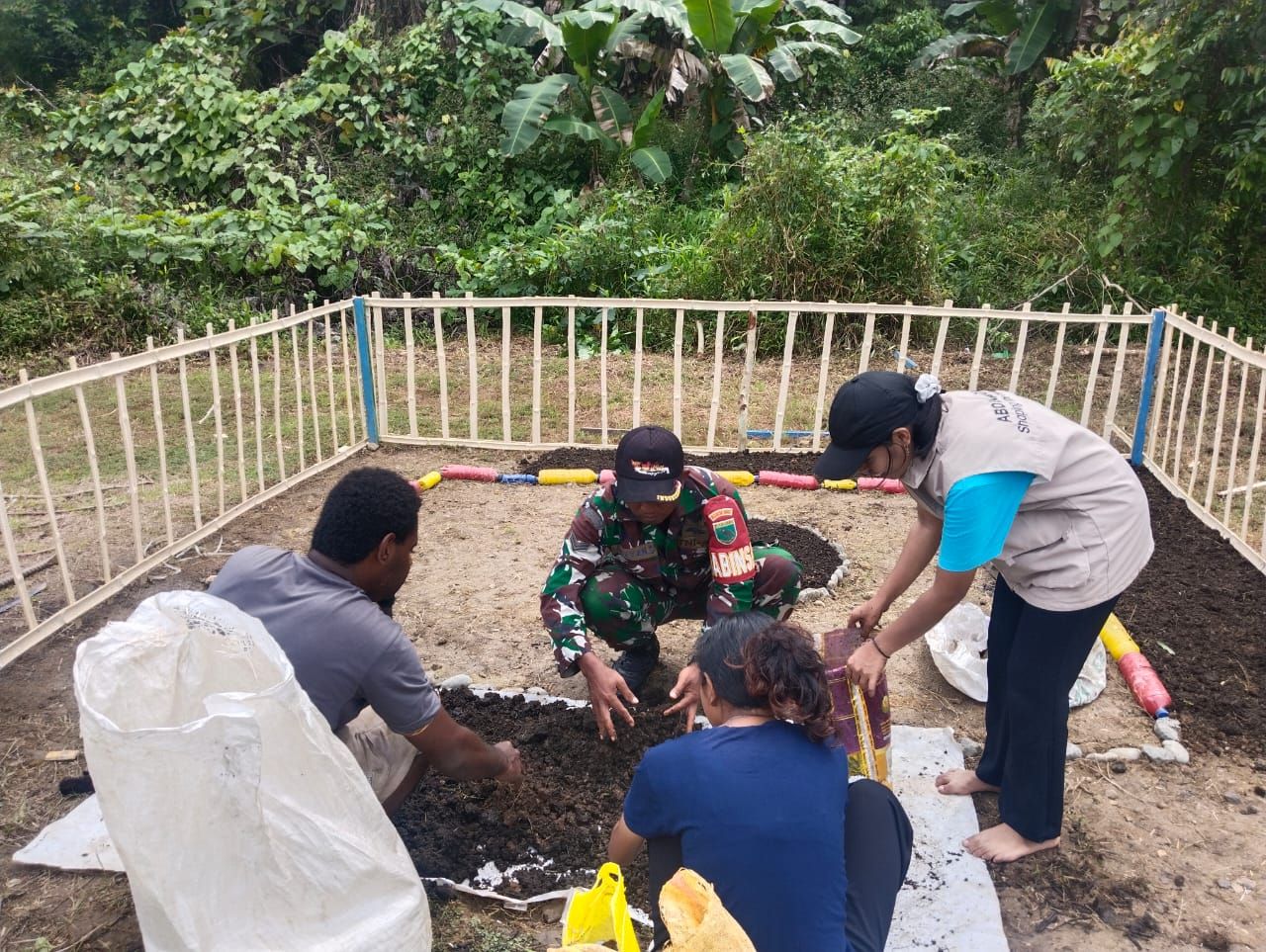 Babinsa Koramil 1802-03/Salawati Dampingi Mahasiswa Unimuda Sorong KKN Di Kampung Makotyamsa.