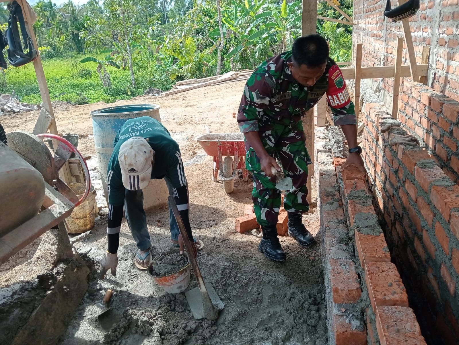 Lewat Karya Bakti Pembuatan Dapur, Babinsa Salawati Ciptakan Hubungan Harmonis Dengan Masyarakat.