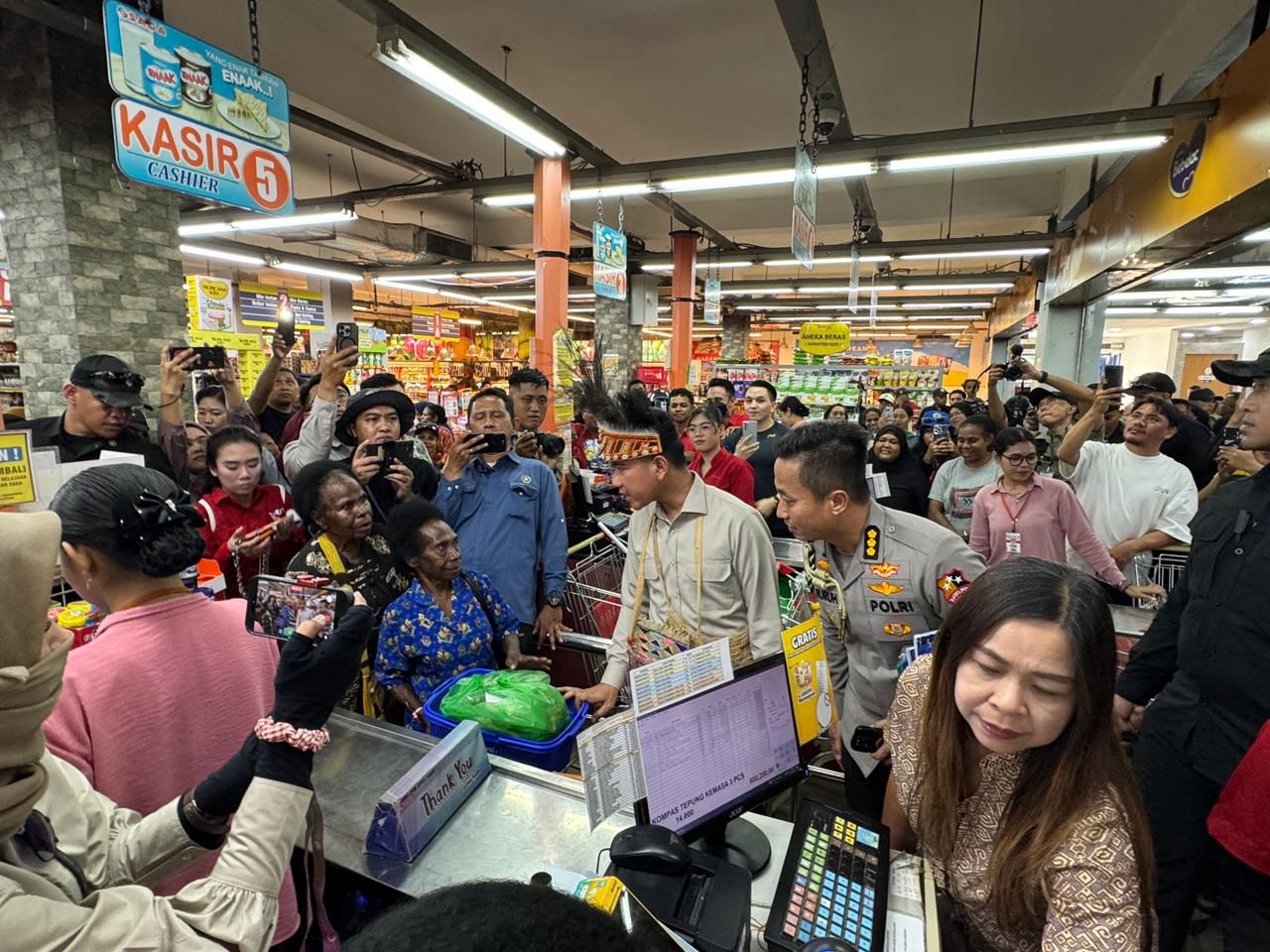 Di Hari Kartini, Wapres Gibran Ajak Mama Papua Belanja di Supermarket
