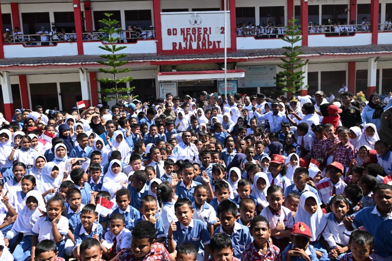 Kawal Program Prioritas Presiden, Wapres Tinjau MBG di Raja Ampat